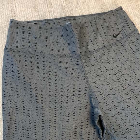 Nike Dry Fit Crops - Picture 2 of 8